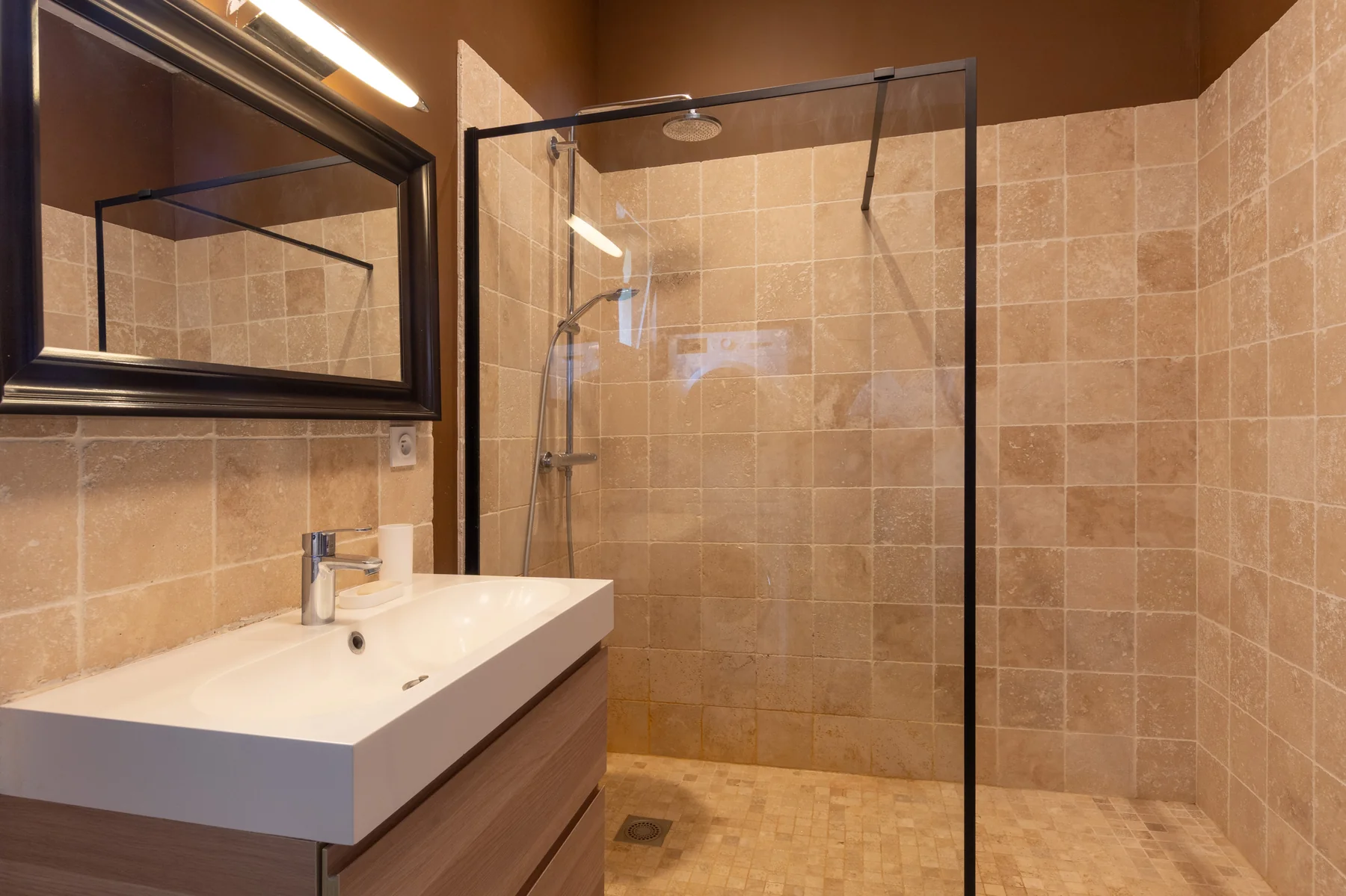 Salle de bain travertin photo immobilière Aubenas
