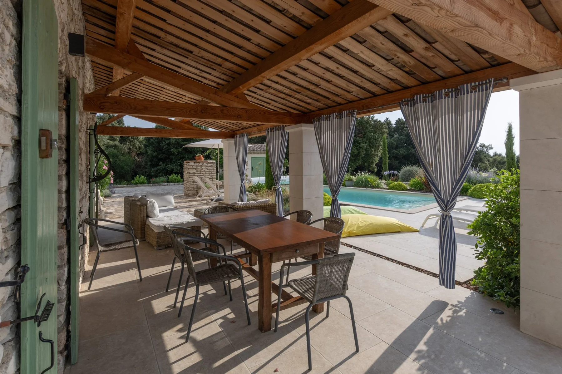 Pergola repas avec rideaux et vue piscine — bien à louer Tavel Lirac