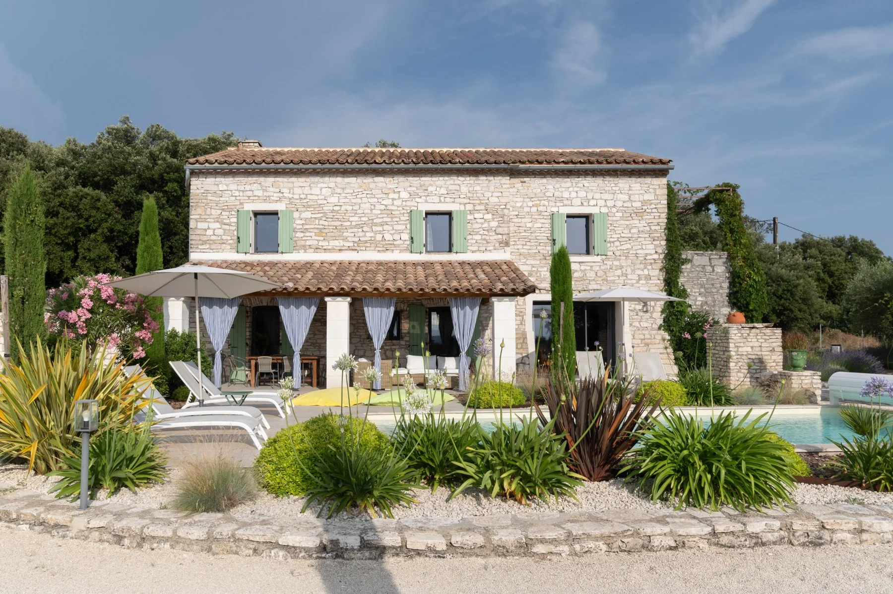 Salon extérieur sous pergola — propriété dans la vallée de la Cèze