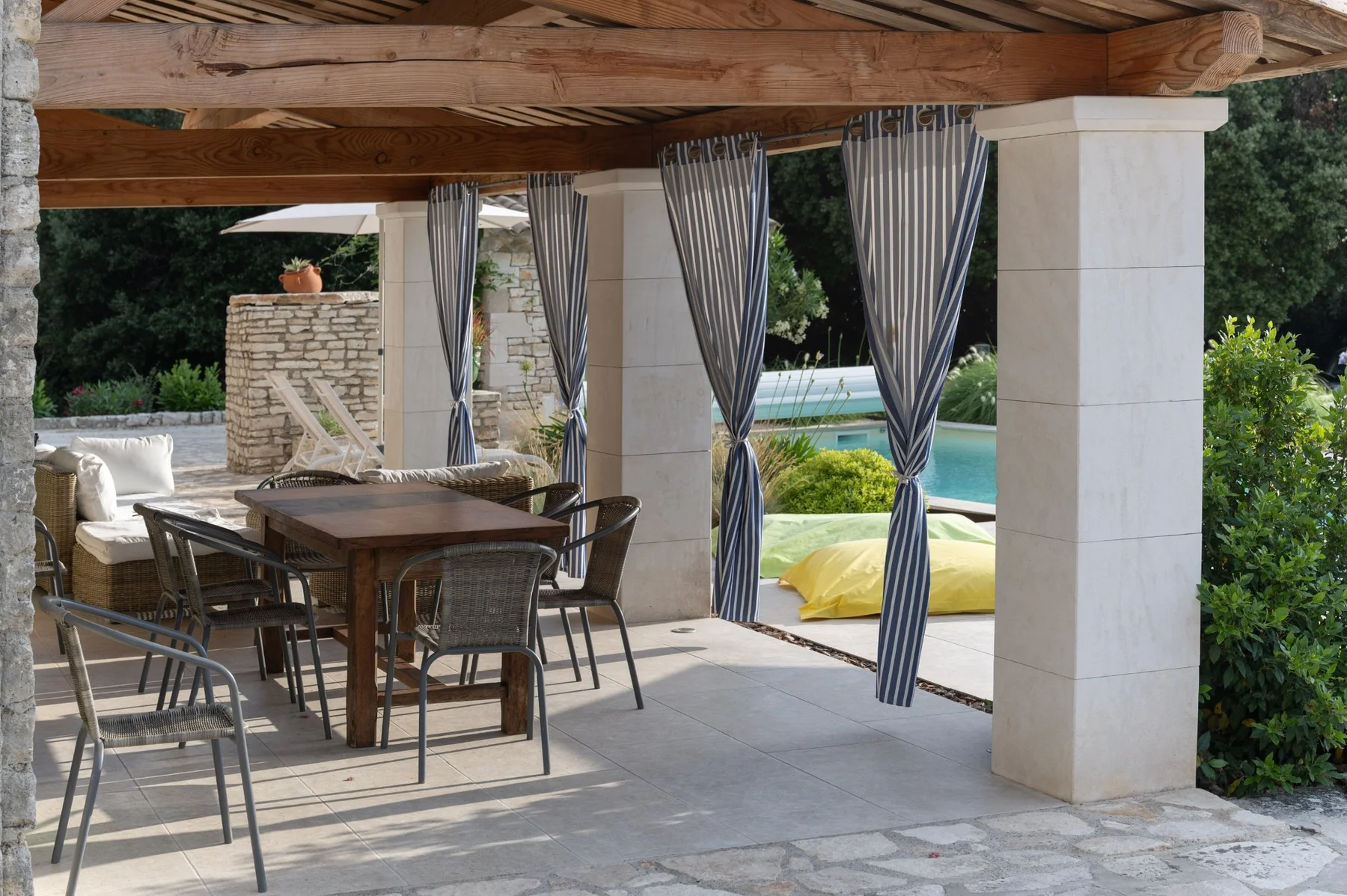 Pergola et table repas en bord de piscine — gîte Drôme