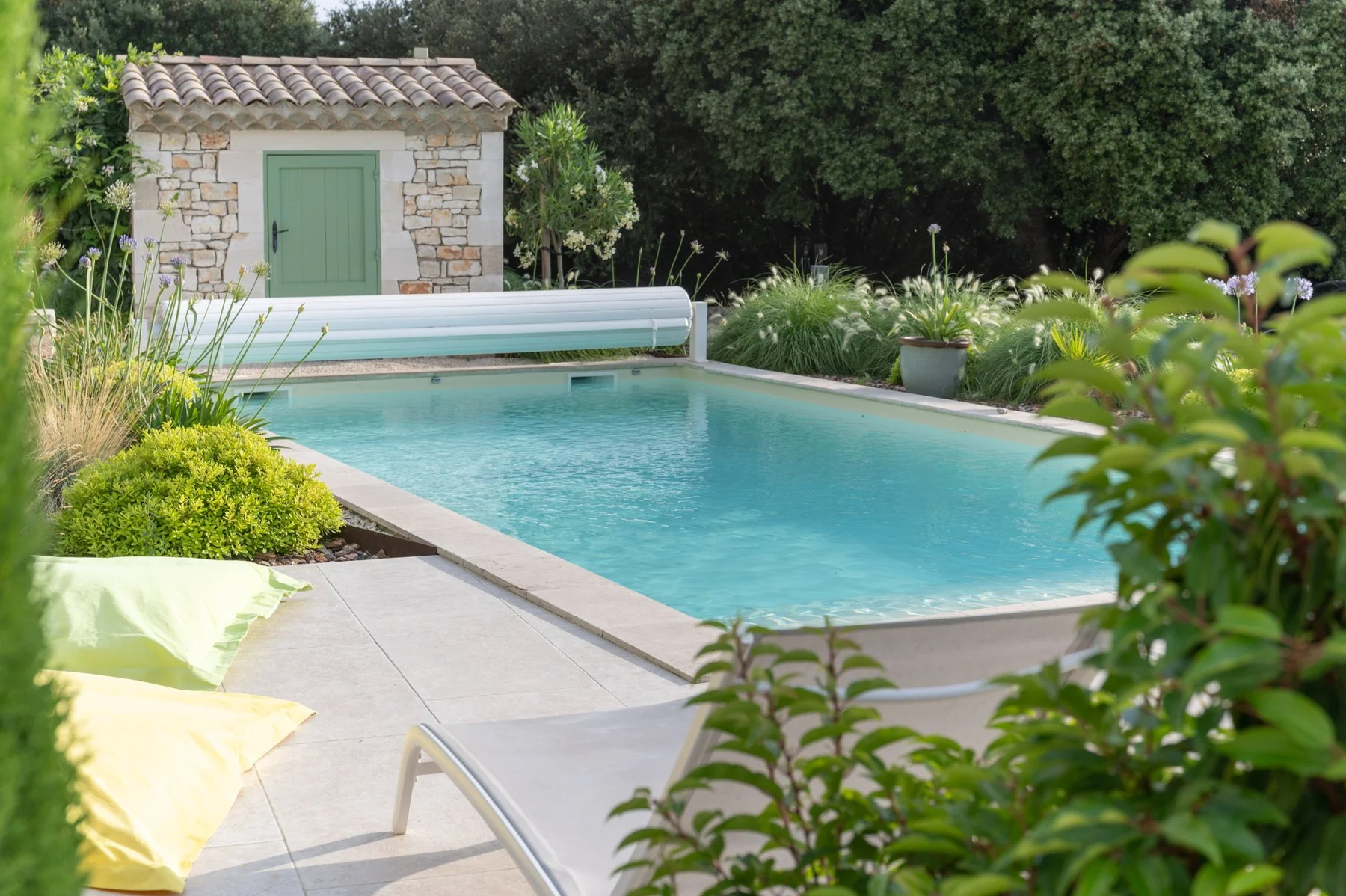 Piscine et jardin paysager d'une maison à Alès