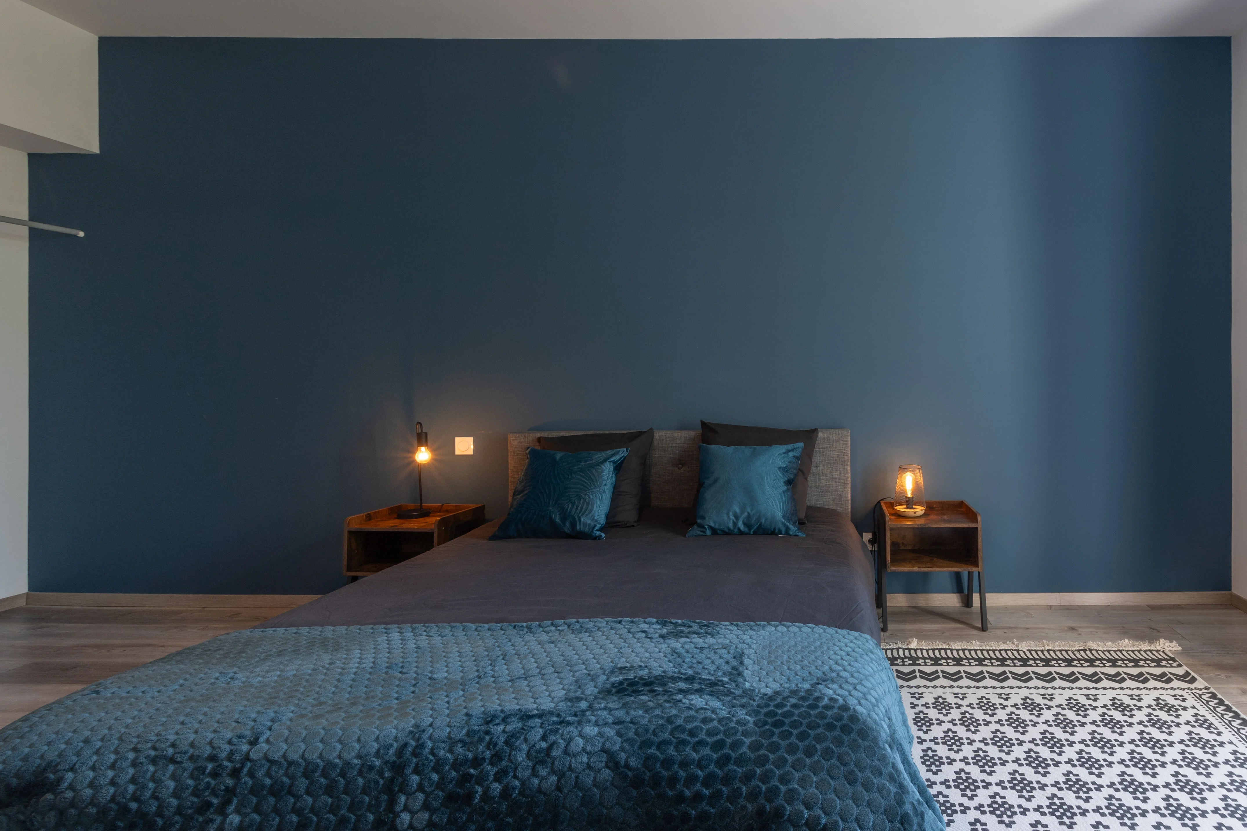 Chambre minimaliste baignée de lumière — propriété Gard rhodanien