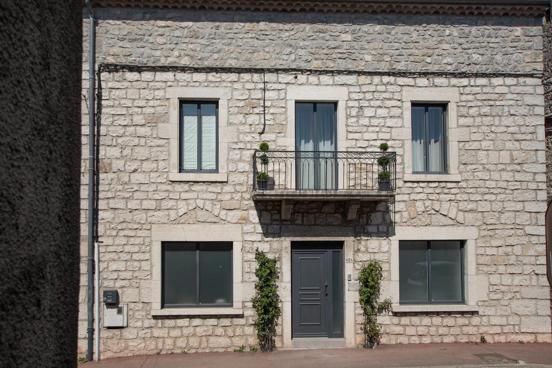 Chambre moderne avec éclairage bois — bien à louer Montélimar
