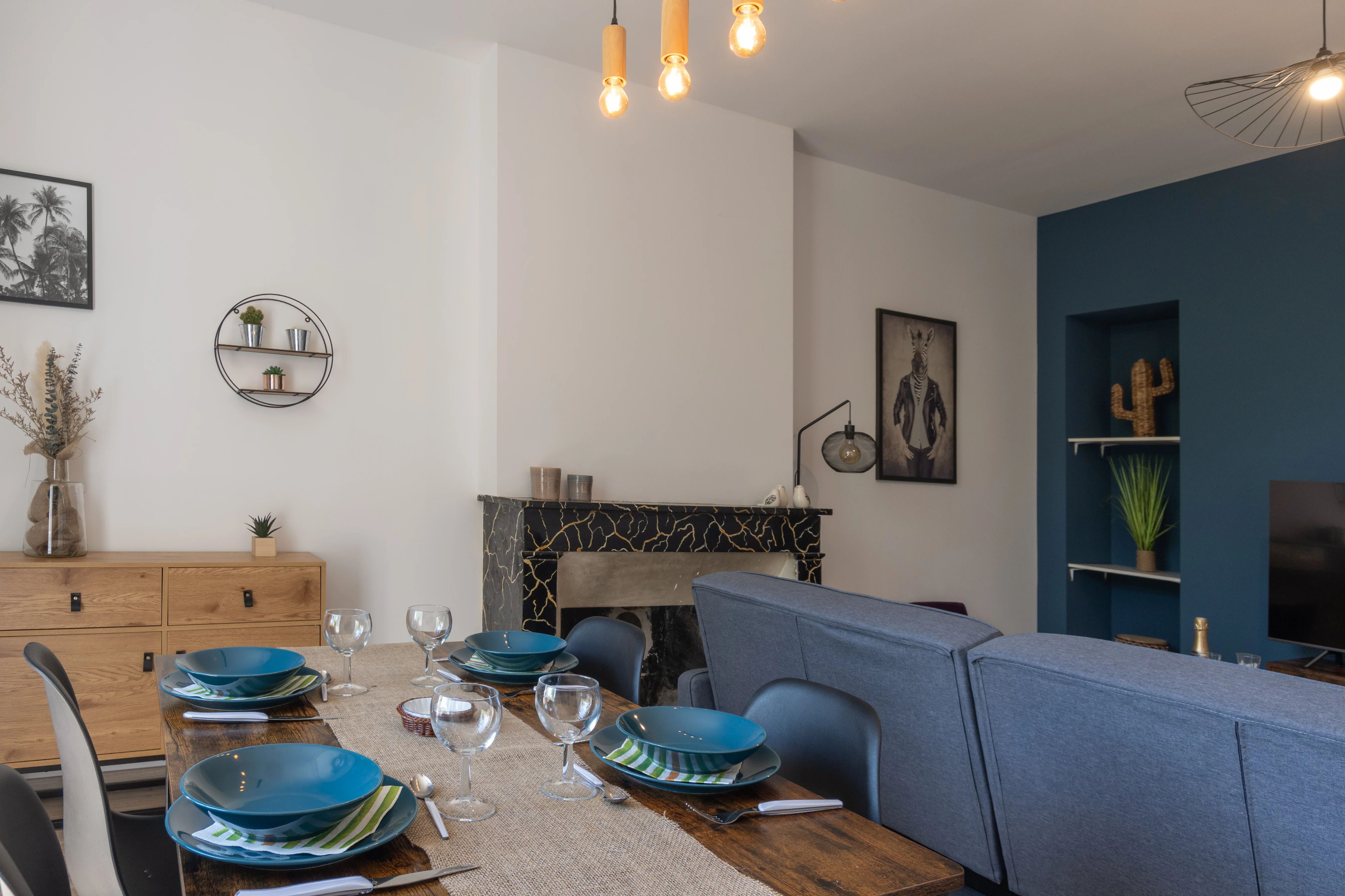 Chambre cosy avec mur bleu — chambre d'hôtes Bagnols-sur-Cèze