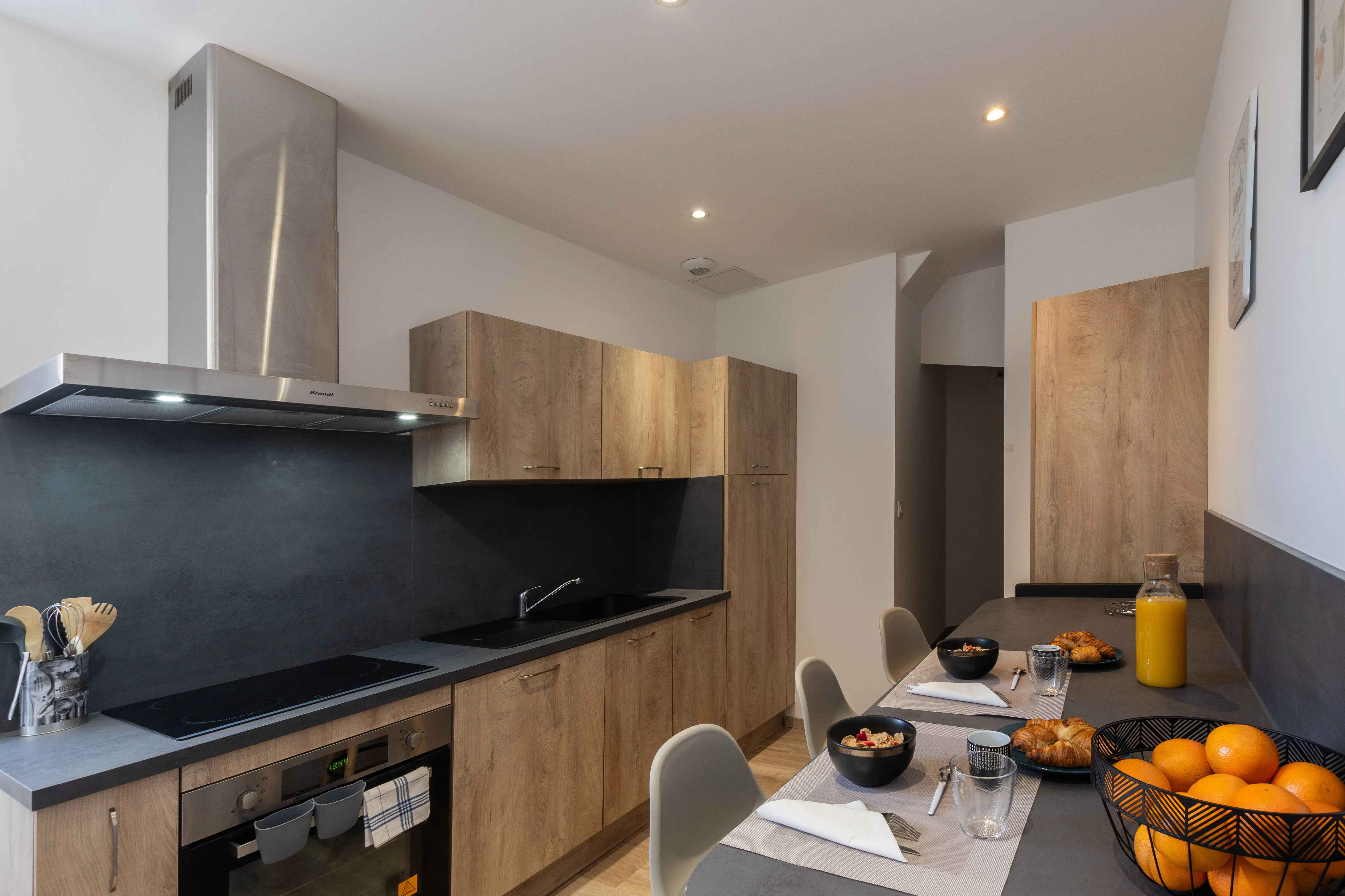 Salon avec sofa et cheminée — maison de maître Drôme