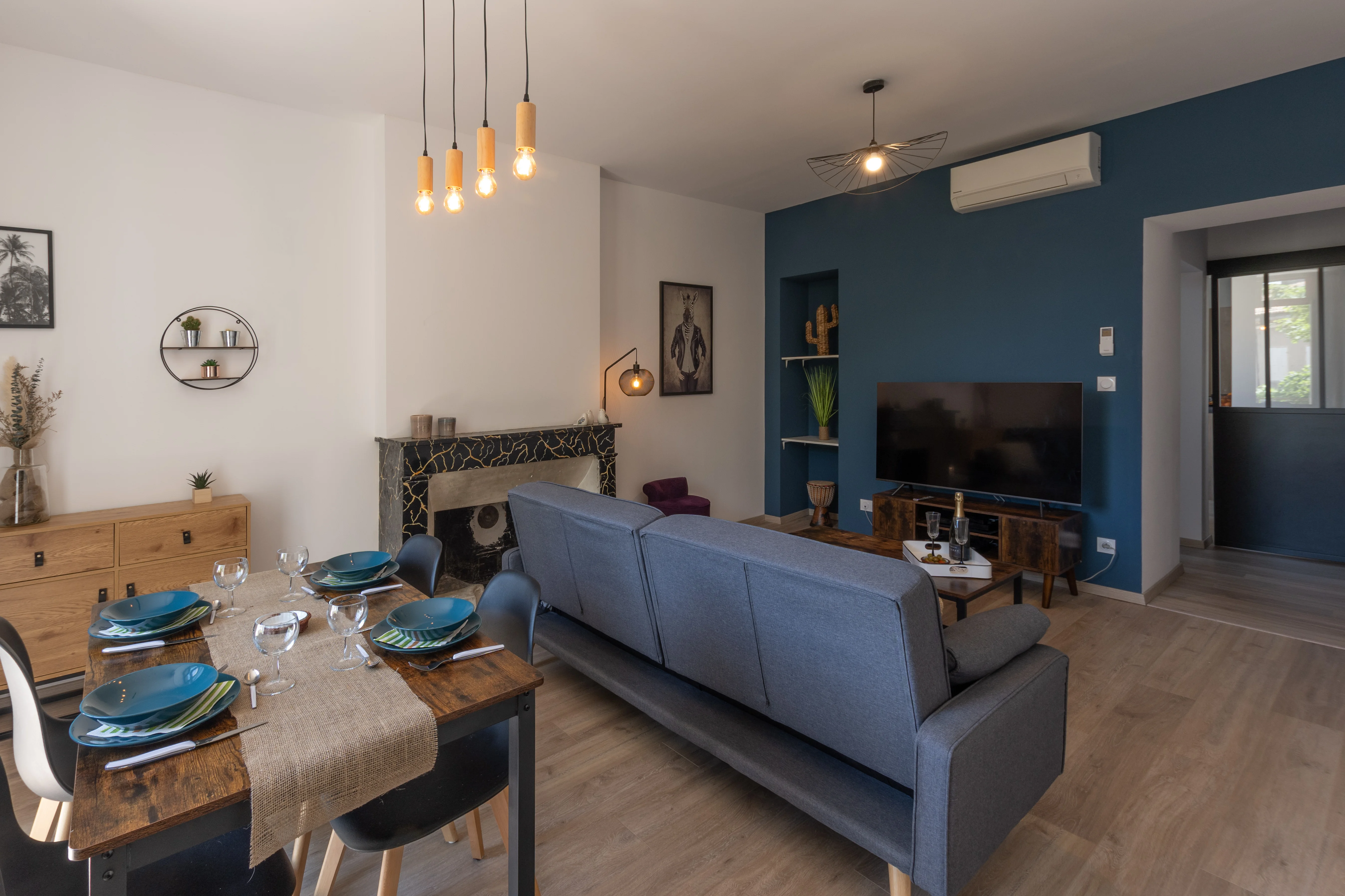 Salle à manger avec cheminée et détails dorés