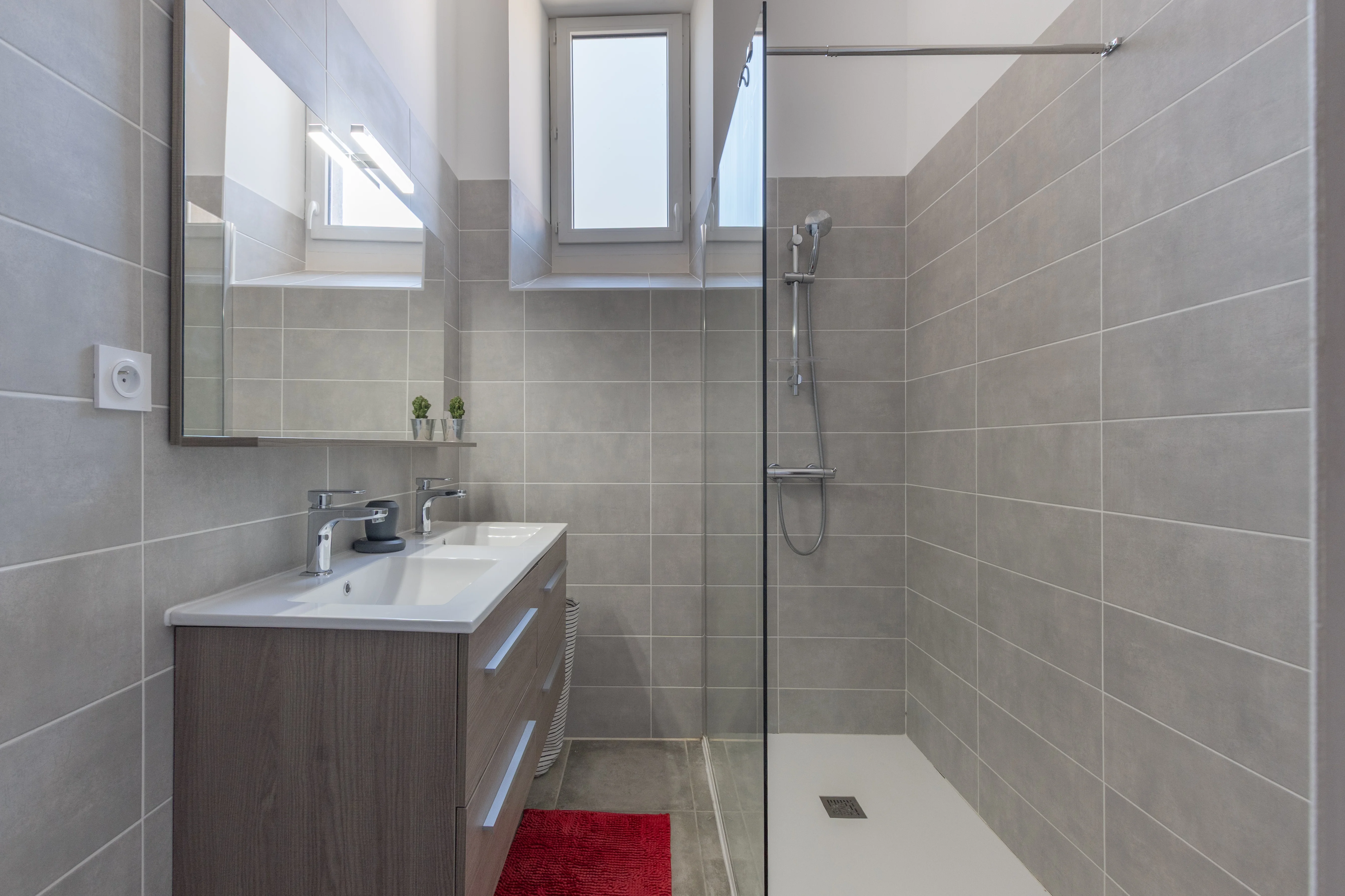 Salle à manger avec table en bois — propriété Drôme provençale