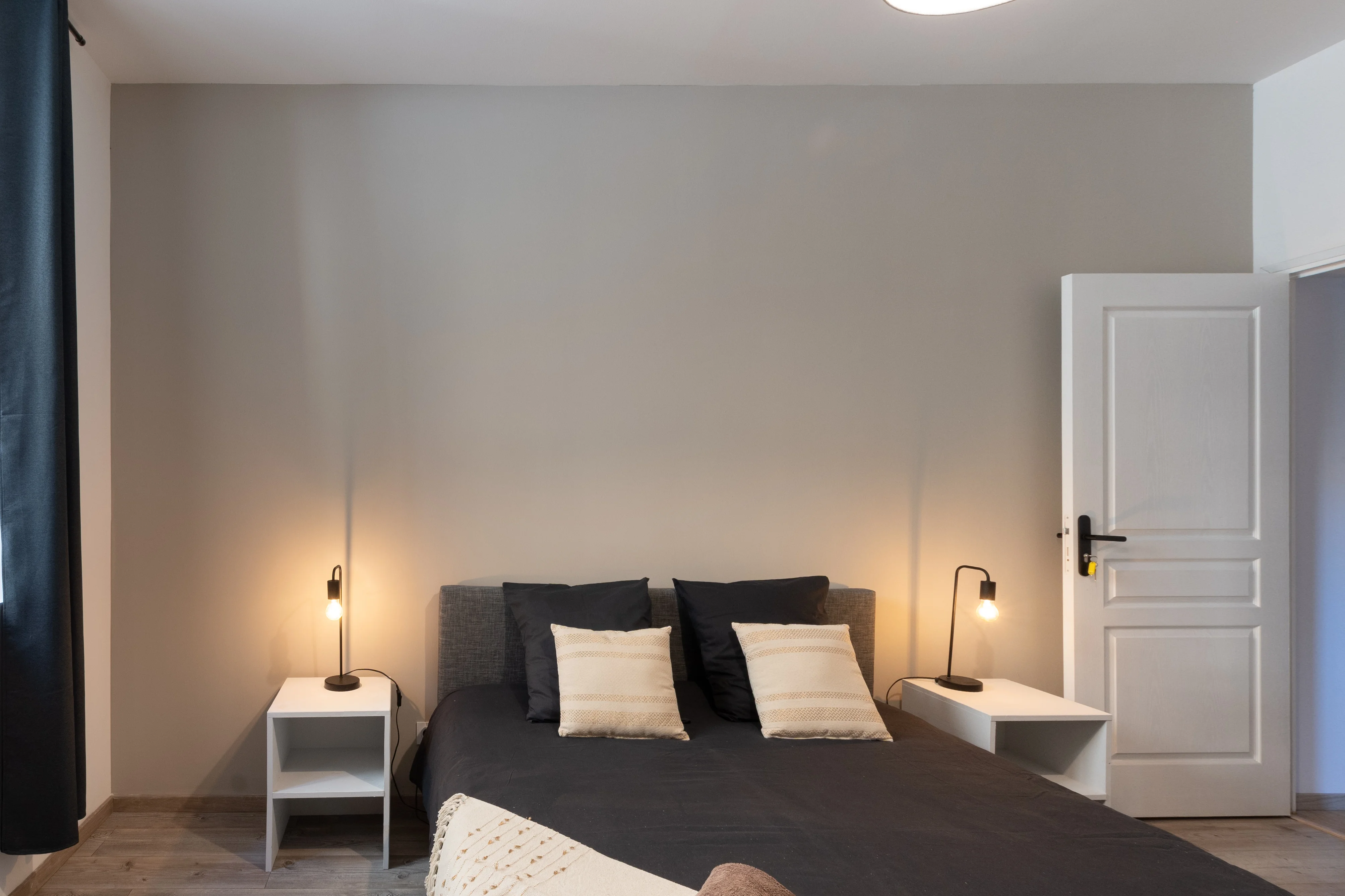 Salon avec cheminée et décoration soignée