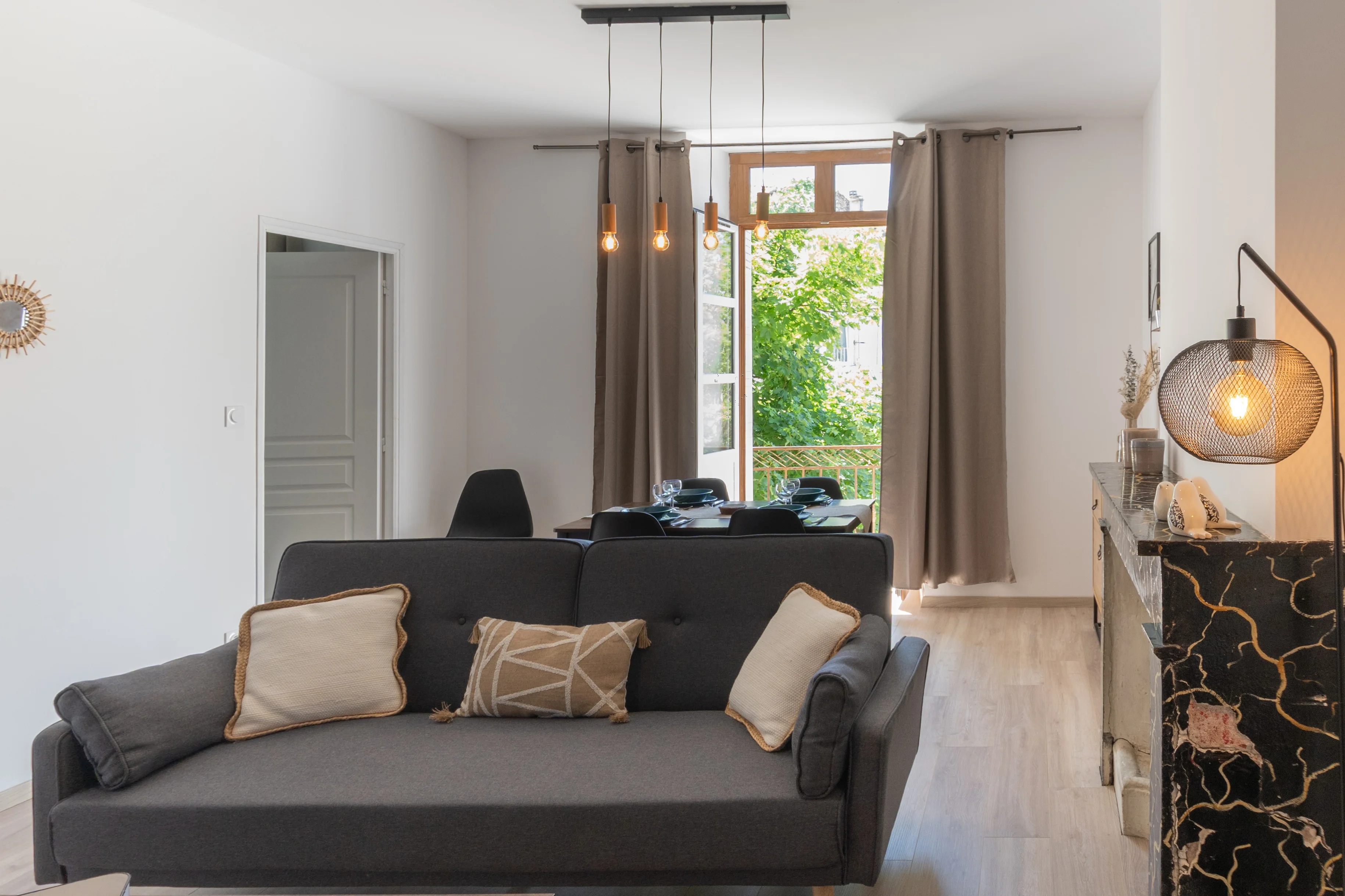 Salon avec sofa bleu — intérieur lumineux à Montélimar