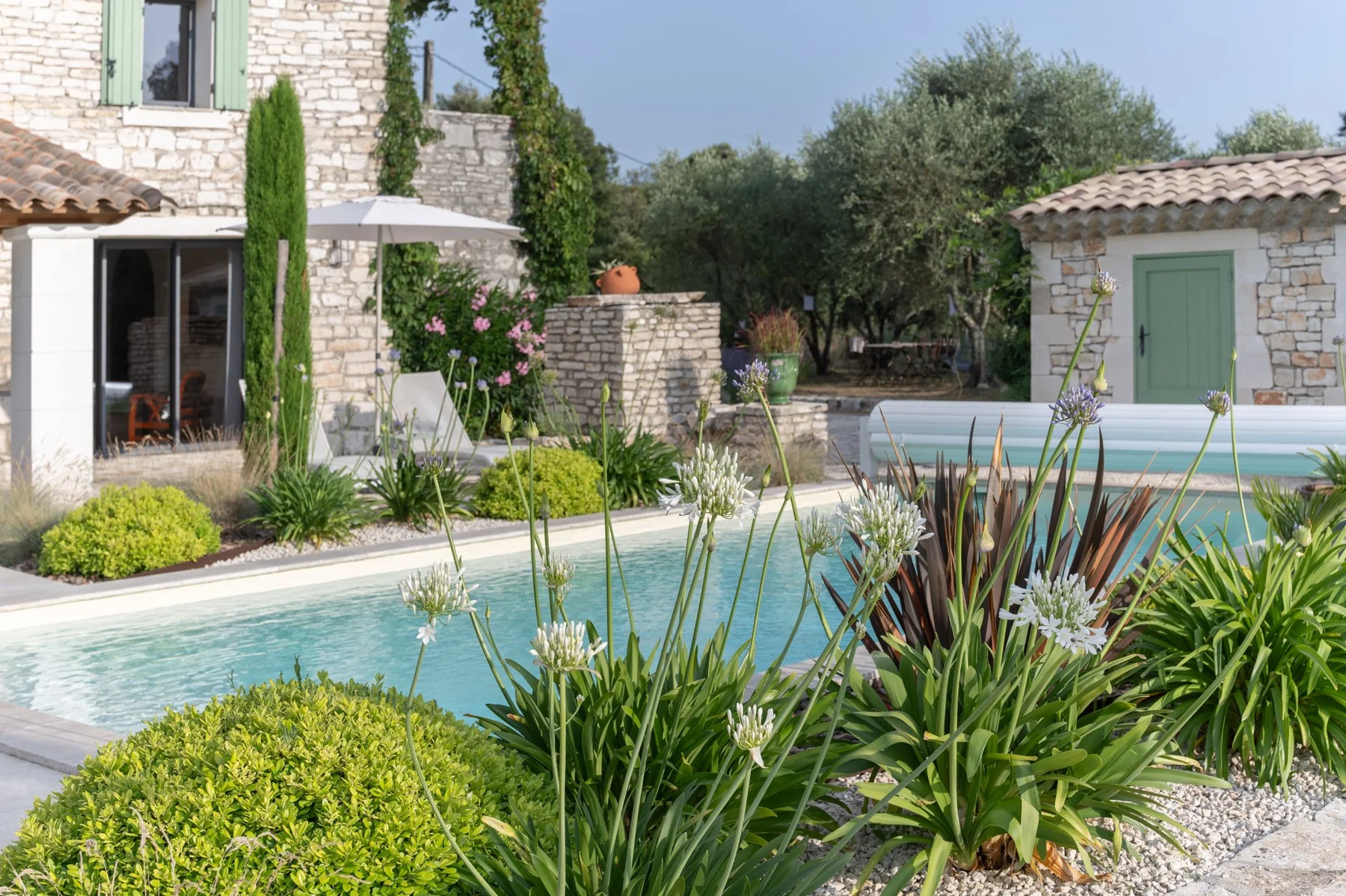 Mas en pierre avec piscine et agapanthes — Drôme provençale
