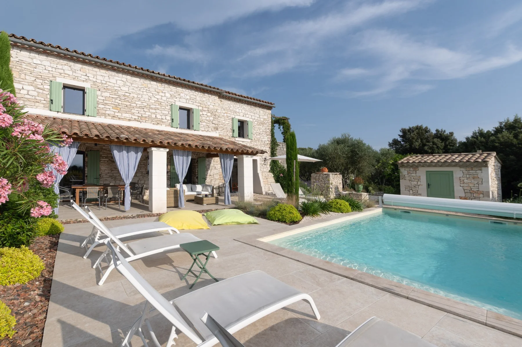 Terrasse avec coussins en plein soleil — bien à louer Donzère