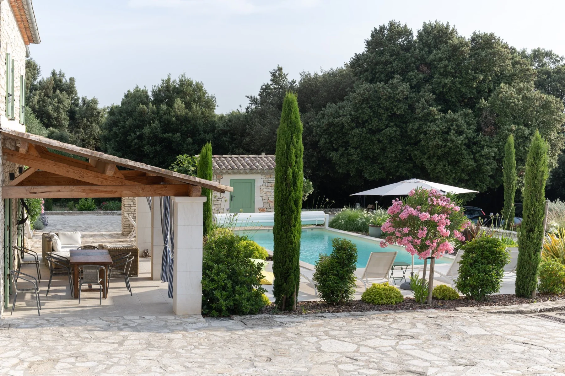 Terrasse, pergola et piscine — bien à vendre à Montélimar