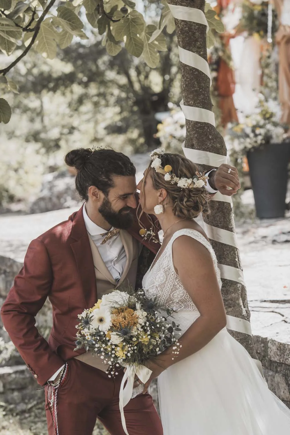 Baiser des mariés lors de la cérémonie en Ardèche
