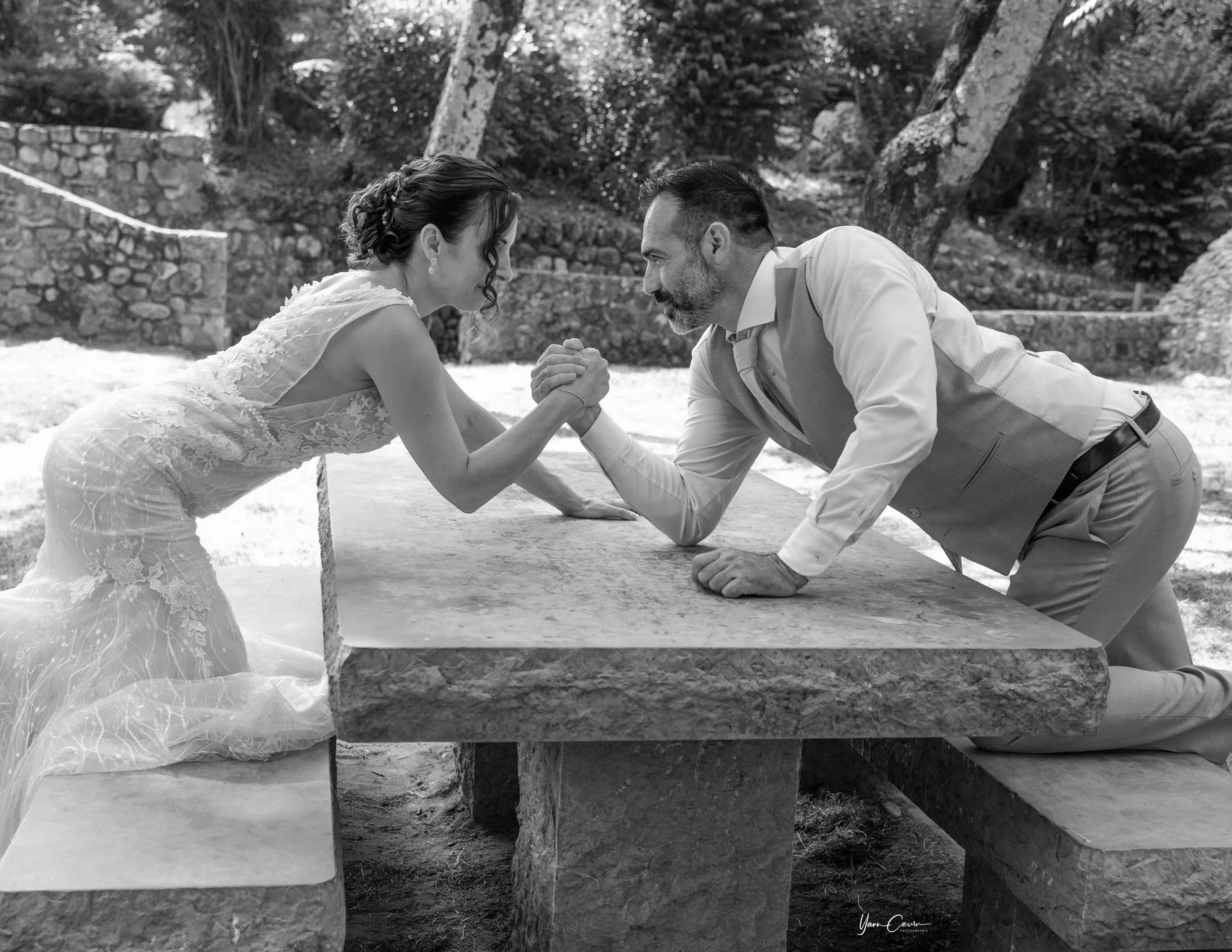 Couple de mariés faisant un bras de fer en noir et blanc