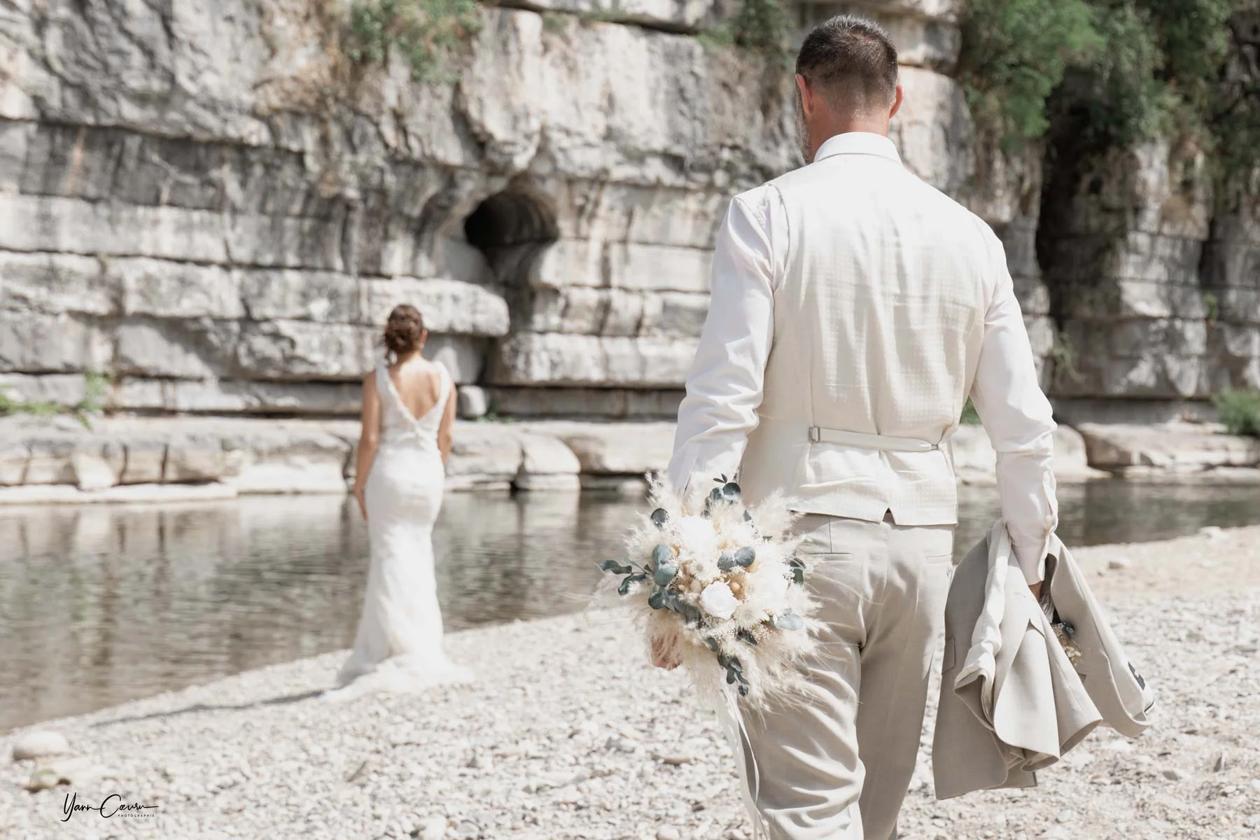 Couple de mariés au bord de la rivière avec falaises en Ardèche