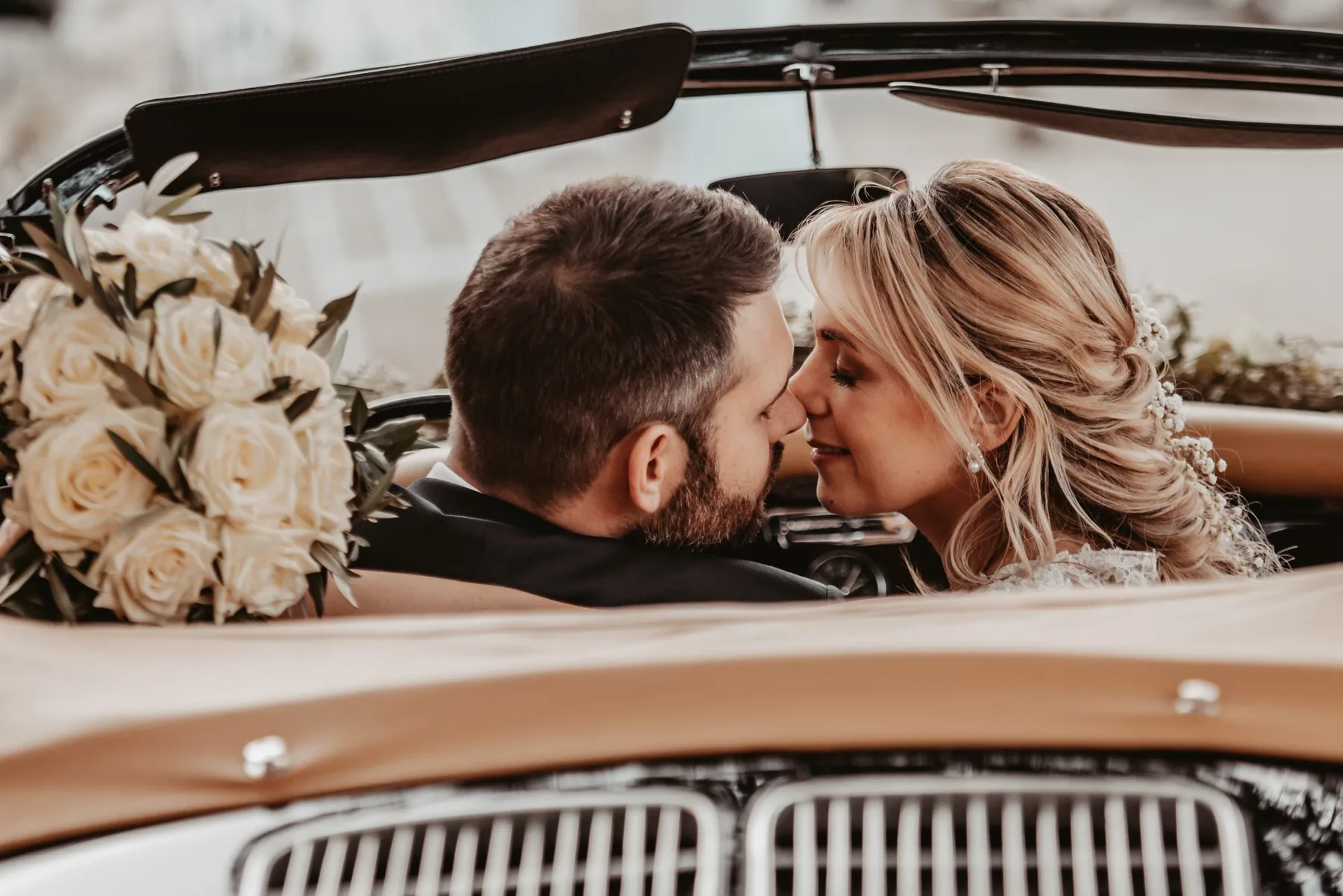 Couple de mariés dans une voiture vintage — photographe mariage Ardèche