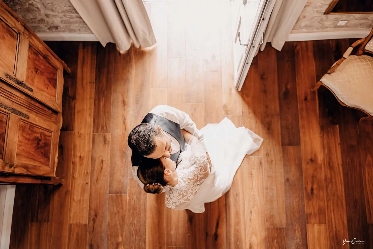 Vue plongeante d'un baiser de mariés — photographe mariage Gard