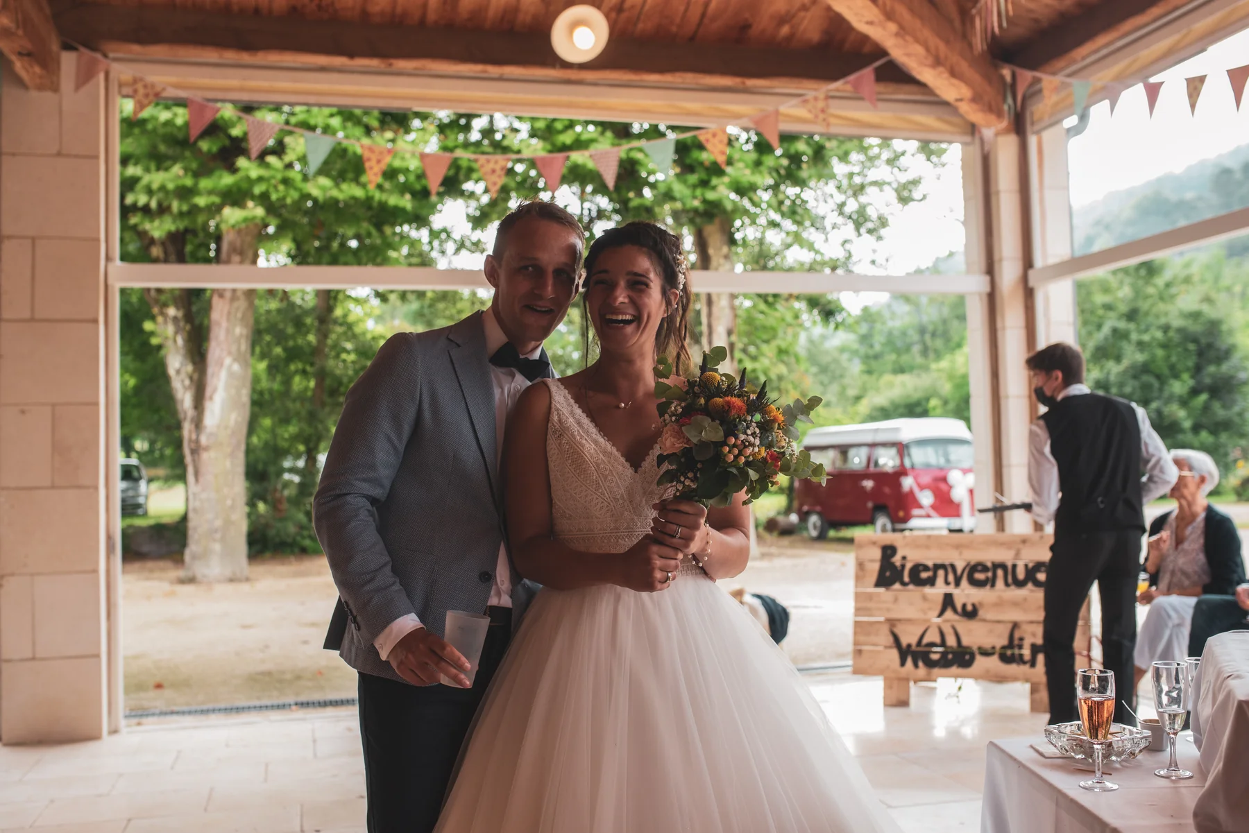 Couple de mariés sous une pergola en bois à La Fabrique de Jaujac, mariage en Ardèche