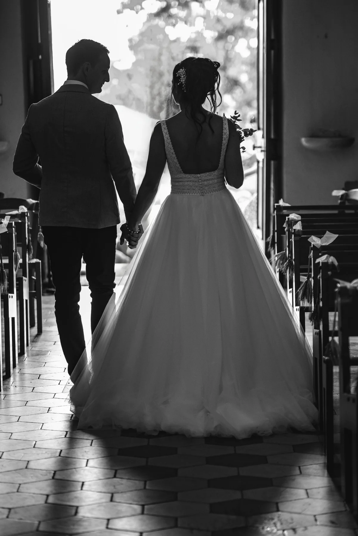 Sortie de cérémonie religieuse à l'église de Montréal en Ardèche, photo en noir et blanc