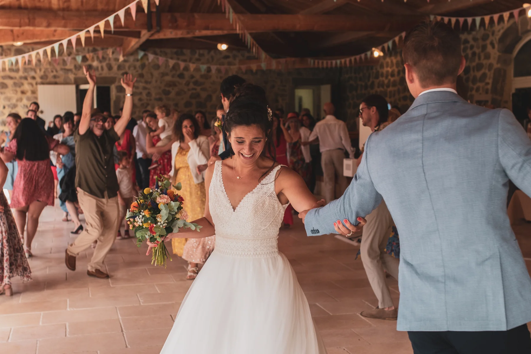 Mariée dansant à La Fabrique de Jaujac, soirée de mariage en Ardèche
