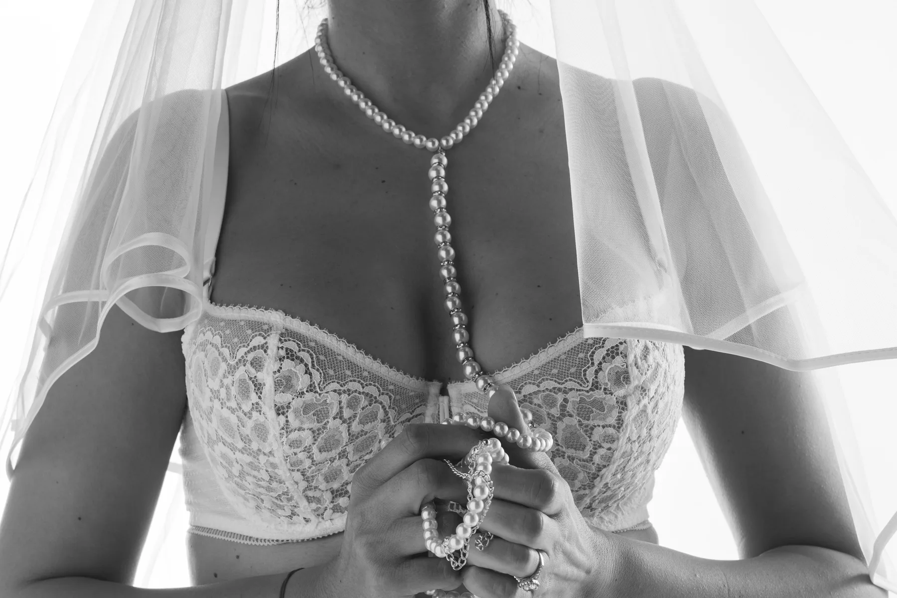 Boudoir mariée en studio en Ardèche : voile et perles, quelques semaines avant le grand jour