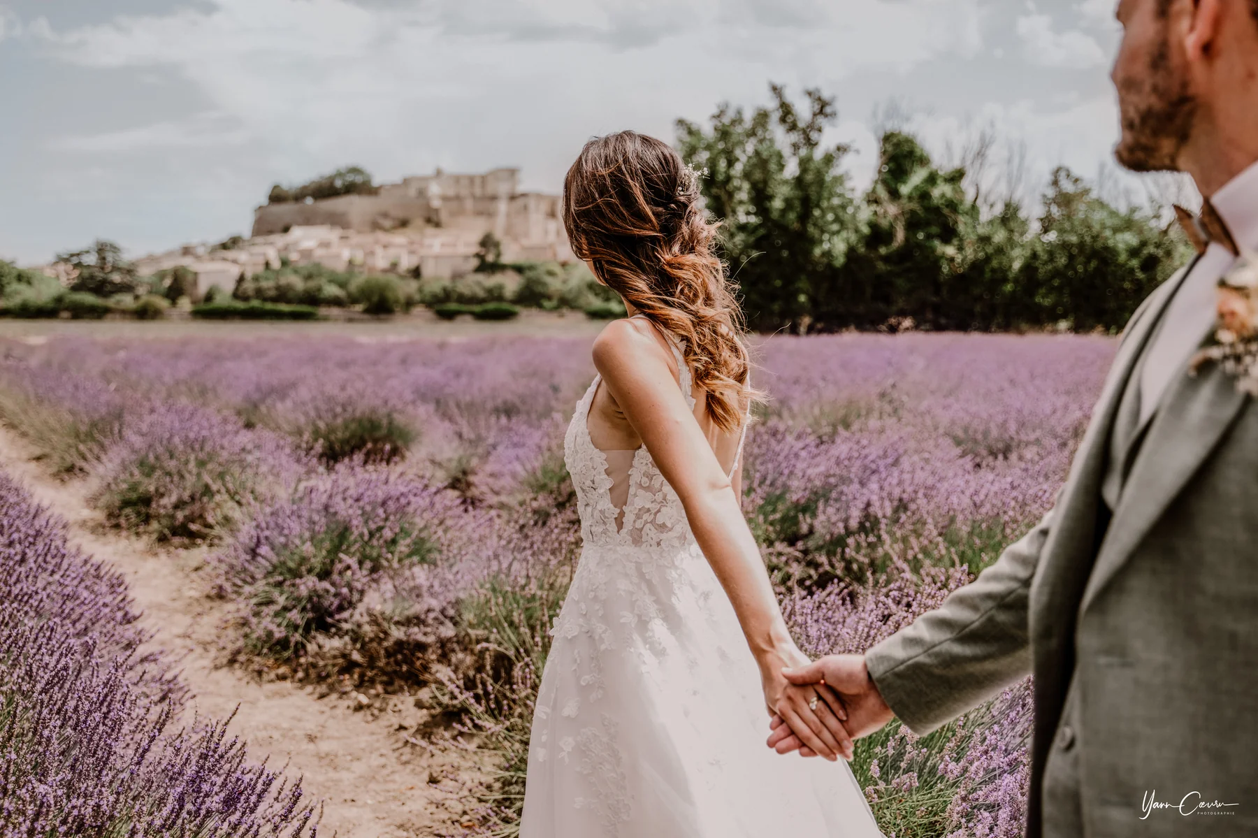 Wedding in Grignan — couple session in lavender fields in July