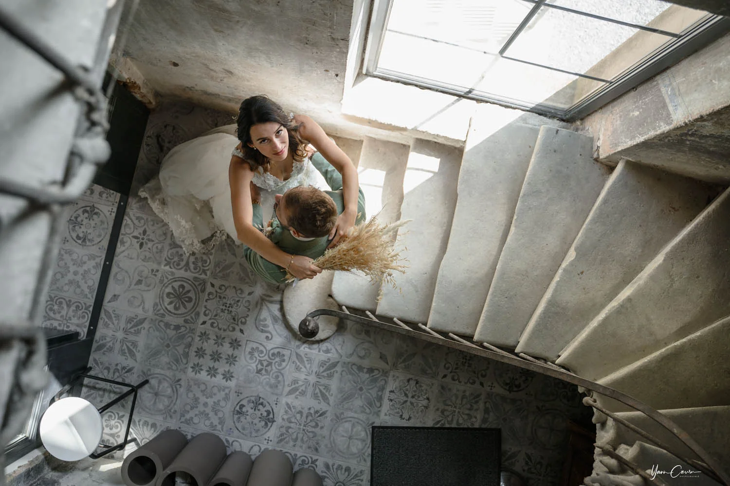 Wedding reportage Drôme — couple on bastide staircase