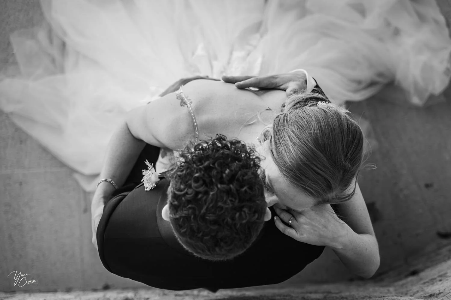 Détail intime en noir et blanc d'un couple de mariés, robe en tulle, mariage en Vaucluse