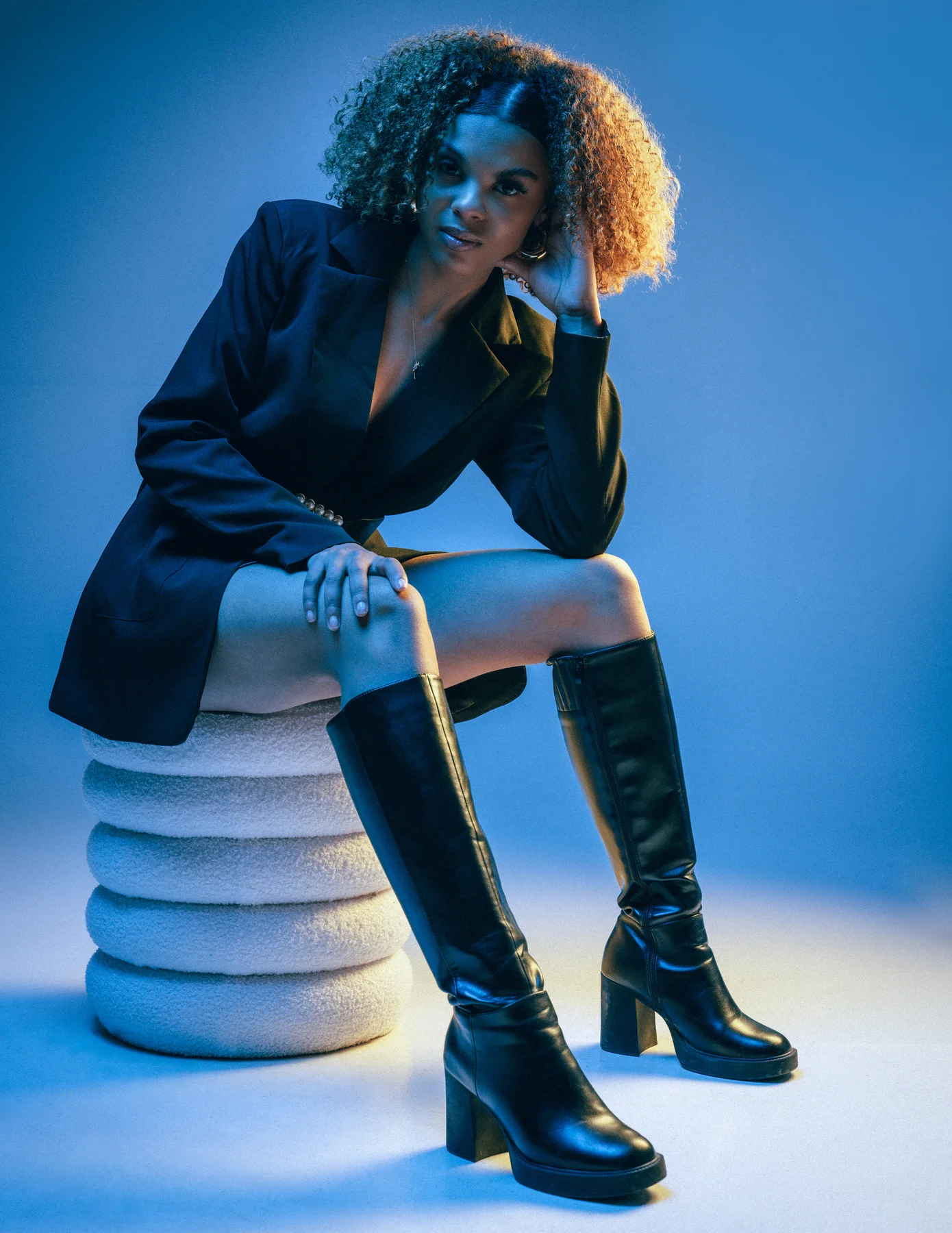 Book mode Londres — book mannequin blazer bottes lumière bleue — photographe Yann Cœuru