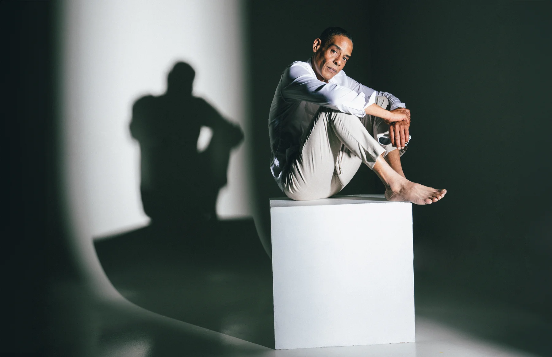 Book mode Barcelone — portrait mode masculin ombres studio — photographe Yann Cœuru