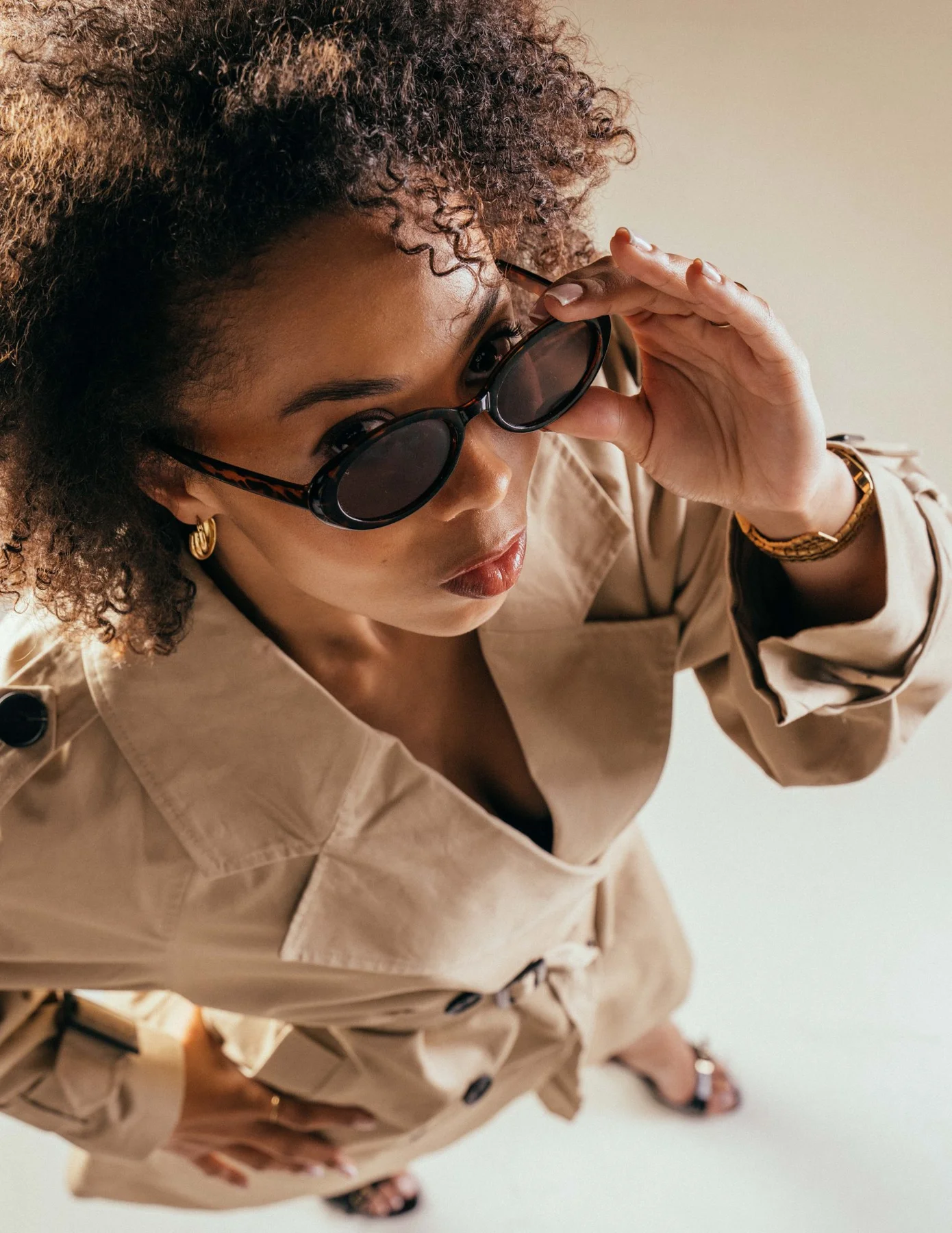 Portrait mode trench coat et lunettes de soleil