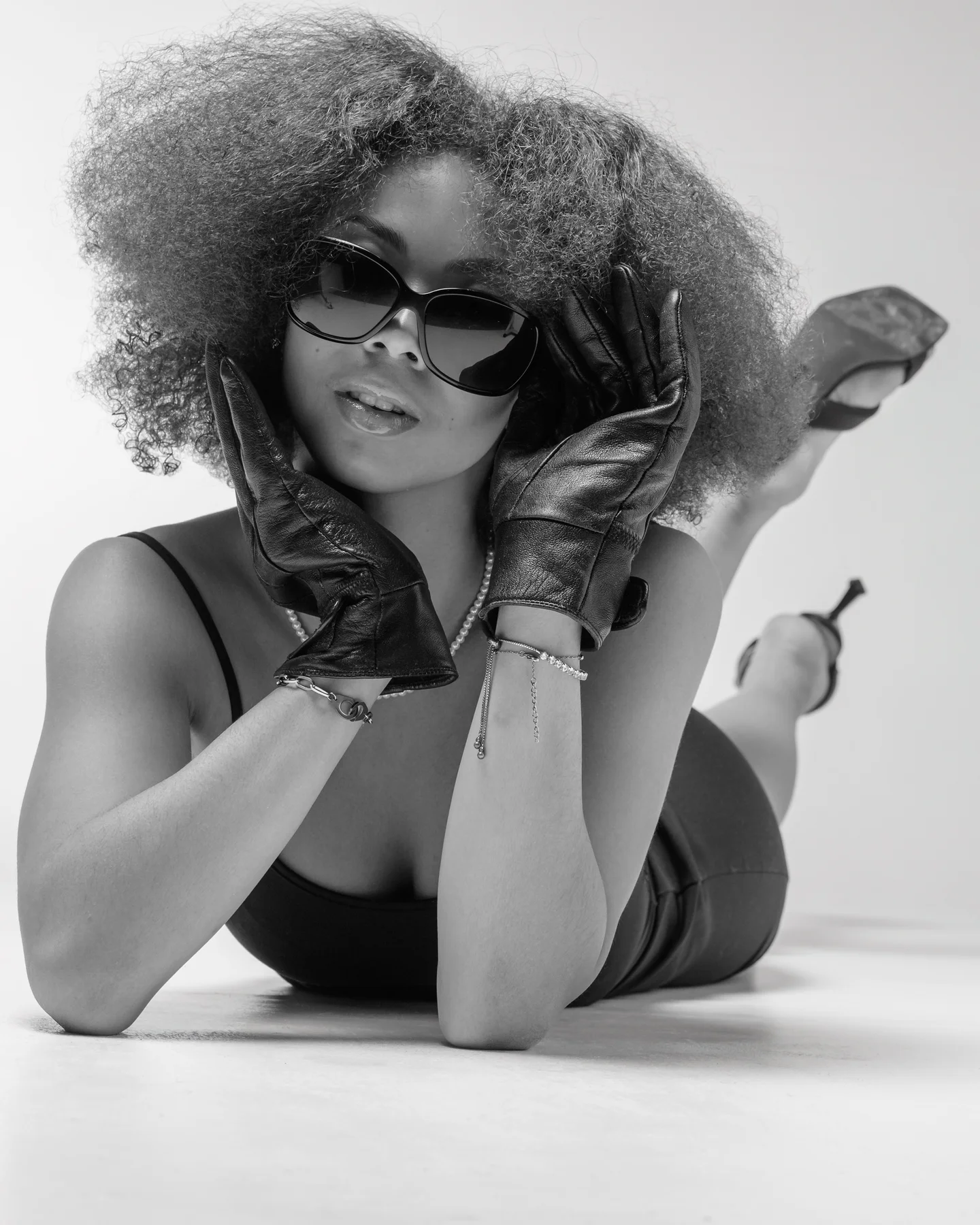 Book mode Milan — shooting gants cuir lunettes noir et blanc — photographe Yann Cœuru