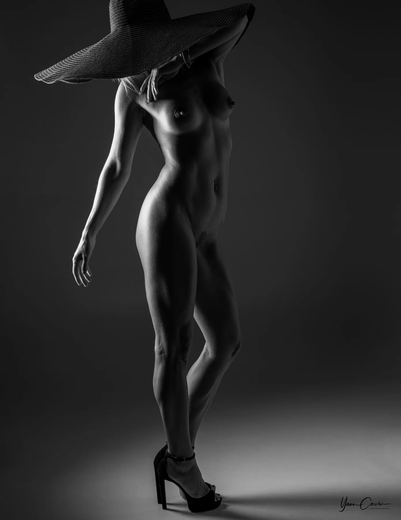 Nu artistique Montpellier silhouette talons studio — séance fine art