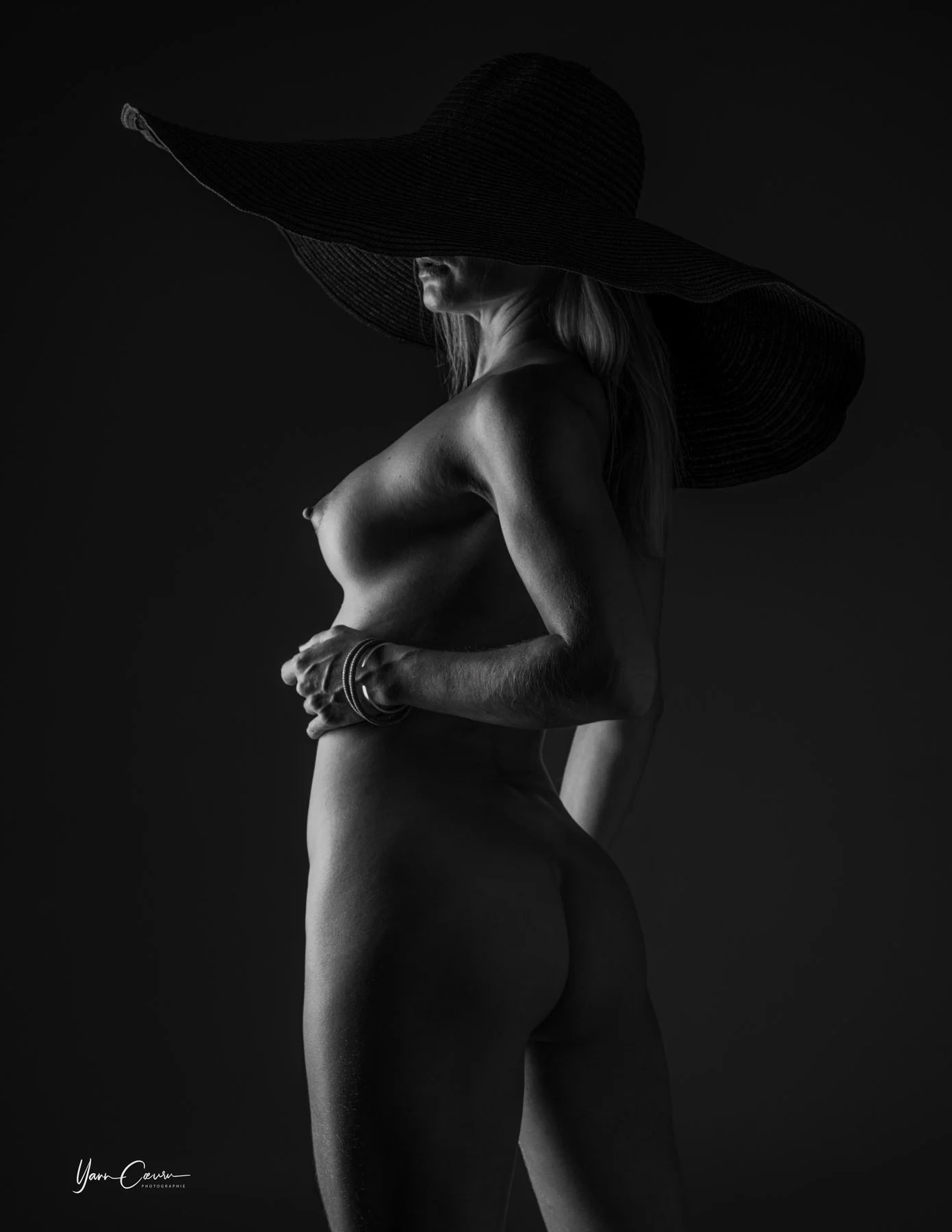 Nu artistique Montpellier profil chapeau noir et blanc — photographe