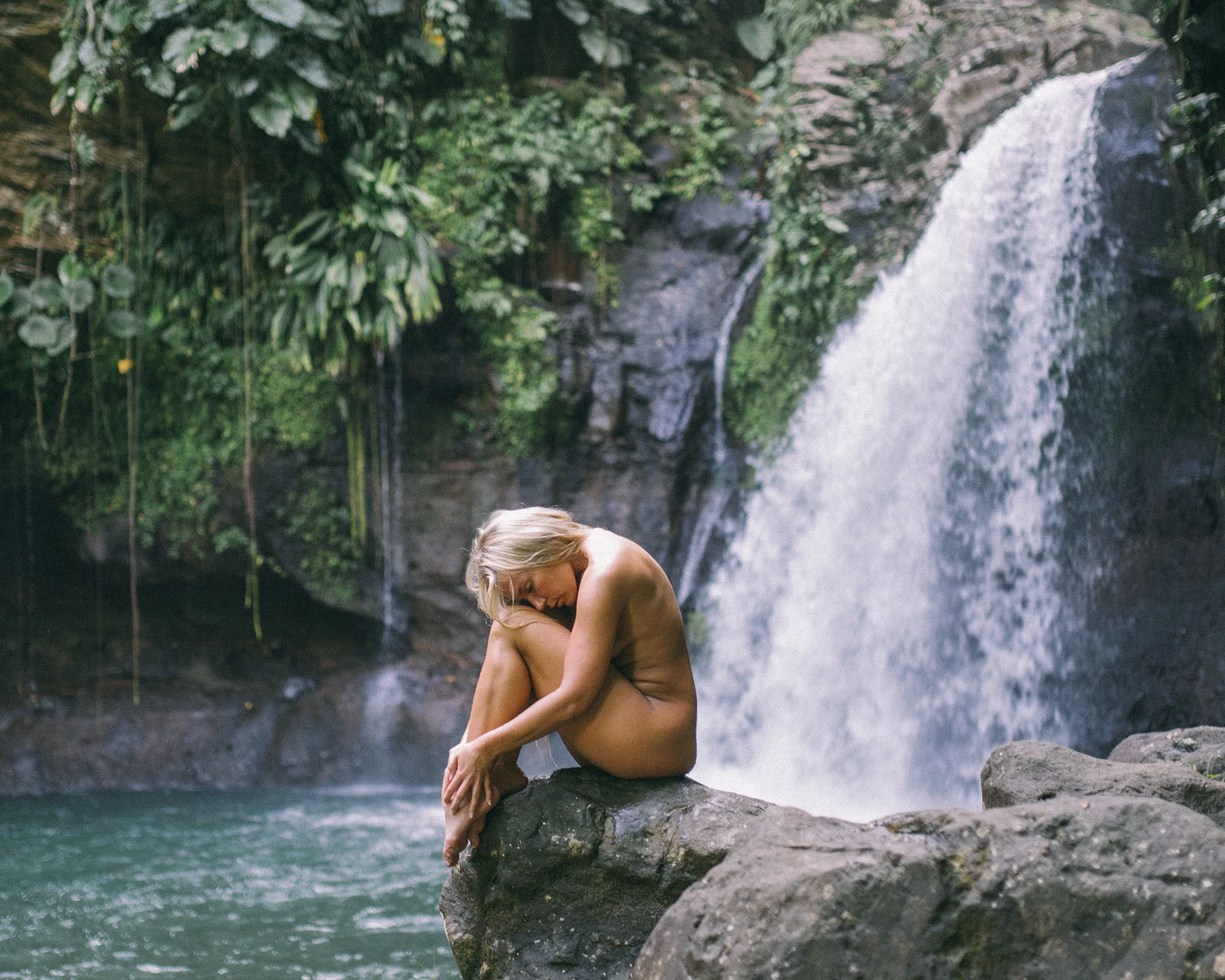 Nu artistique Vaucluse cascade nature extérieur — séance Provence