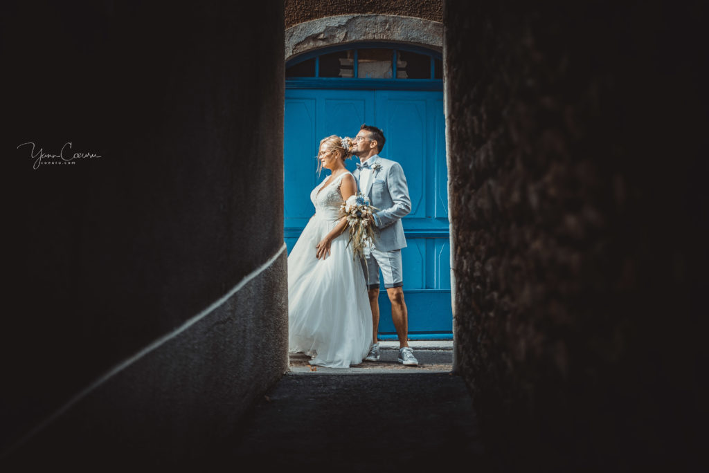 couple de mariés dans les ruelles de Vallon pont d'arc